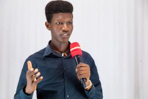 Para alcançar a fluência na comunicação, a entonação e o ritmo são cruciais, pois eles moldam a clareza, o significado e o im