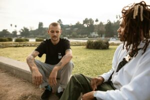 Para fazer amigos estrangeiros e praticar conversação, engaje-se em atividades sociais com foco internacional, utilize aplica