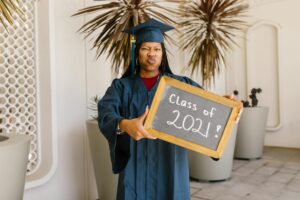 Para identificar se uma escola de inglês é confiável, foque nas certificações reconhecidas (Cambridge, TOEFL, IELTS). Verifiq