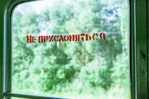 Para pedir direções e usar transporte público em inglês, comece com frases como 'Excuse me, could you tell me how to get to..