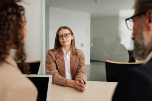 Para dominar uma entrevista de emprego em inglês, prepare-se para as perguntas mais comuns como 'Tell me about yourself' e 'W