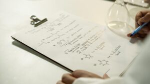 Para inglês instrumental para leitura de artigos técnicos, o funcionamento reside no desenvolvimento de habilidades específic