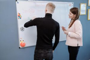 Para saber quanto custa fazer os principais exames de proficiência em 2024, os valores variam significativamente. O TOEFL iBT